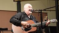 Ein Mann und seine Gitarre: Wolfgang Buck auf der Bühne im Stadtschloss. Ein Mann und seine Gitarre: Wolfgang Buck auf der Bühne im Stadtschloss.