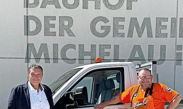 Stefan Höhn (r.) freut sich mit Bürgermeister Jochen Weber über das neue Fahrzeug.