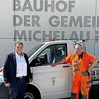 Stefan Höhn (r.) freut sich mit Bürgermeister Jochen Weber über das neue Fahrzeug.