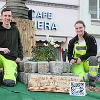 Tobias Hahn und Laura Zahner schmücken noch eifrig den Spenglersbrunnen. Die Schilder mit Ausbildungsberufen und QR-Codes erhalten auch noch den letzten Feinschliff.