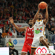 Bryce Hamilton (am Ball) und die Rostocker ließen den Bamberg Baskets um KeyShawn Feazell im Hinspiel keine Chance.