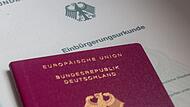 Einbürgerungsurkunde und Reisepass