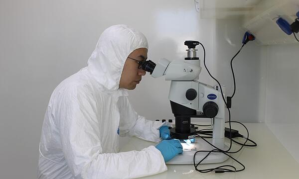 Ran Zhao M.Sc., Doktorand am BGI der Uni Bayreuth, wirft einen ersten Blick auf das Mondgestein.