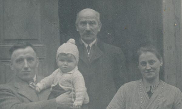 Gregor Schäfer (im Hintergrund) mit seinem Schwiegersohn Franz Hofstetter (von links), Enkelin Hildegard und Anna Hofstetter.