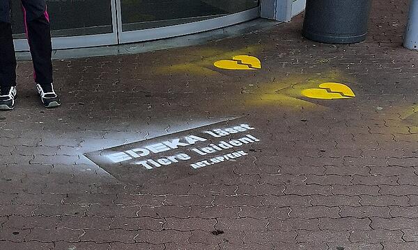 Protest-Graffiti vor Edeka-Filialen in Kronach und Lichtenfels