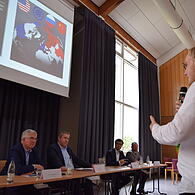 Über Krieg und Frieden diskutierten Schülerinnen und Schüler des Gymnasiums Alexandrinum mit vier Bundestagsabgeordneten und einem Vertreter der Bundeswehr.