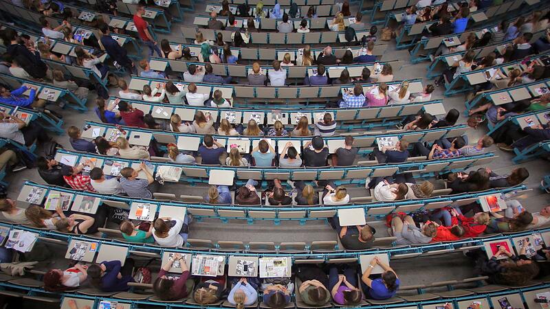 Studenten sitzen in einem Hörsaal der Universität