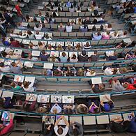 Studenten sitzen in einem Hörsaal der Universität