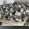 So geordnet und streng ging es damals noch im Klassenzimmer zu.