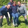 Vorsitzender Jagdgenossen und stellvertretender Feldgeschworenen-Obmann Günter Voll (von links), Obmann AD Reinhold Grom und Obmann Lorenz Höchemer stauchten dort auch Ortsreferentin Marion Zehe.