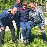 Vorsitzender Jagdgenossen und stellvertretender Feldgeschworenen-Obmann Günter Voll (von links), Obmann AD Reinhold Grom und Obmann Lorenz Höchemer stauchten dort auch Ortsreferentin Marion Zehe.