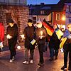 Mit Fackeln und Lampions zogen die Ukrainer mit einigen Helfern von der Villa -Zuflucht bis zum Marktplatz, um an den Jahrestag des russischen Überfalls auf die Ukraine zu erinnern. Mit Fackeln und Lampions zogen die Ukrainer mit einigen Helfern von der Villa -Zuflucht bis zum Marktplatz, um an den Jahrestag des russischen Überfalls auf die Ukraine zu erinnern.