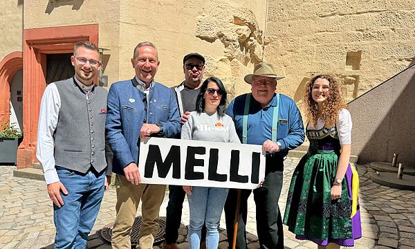 Zwei Tage nach der verpassten Wahl zur Bayerischen Bierkönigin können Melanie Streit und ihre Unterstützer wieder lachen.