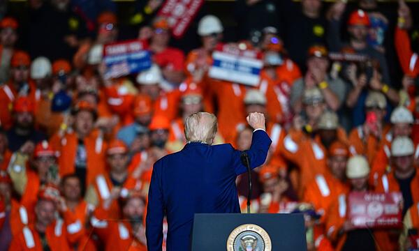 US-Präsident Trump besucht Stahlwerk