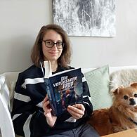 In der Welt der Bücher fühlt sie sich am wohlsten: Die junge Jynx Rivera hat jetzt selbst einen Roman veröffentlicht.