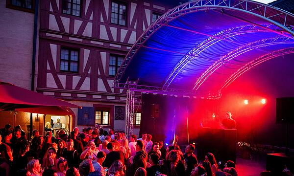 Am Freitag spielt „Bube, Dame, König, Bass“, am Samstag legt DJ Curse auf.
