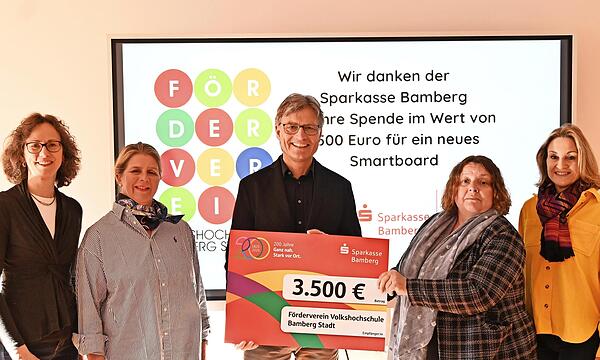 Die Sparkasse Bamberg spendet dem Förderverein der Volkshochschule Bamberg-Stadt 3500 Euro (v. l.): Schriftführerin Andrea Grodel, VHS-Leiterin Anna Scherbaum, Pressesprecher Mathias Polz (Sparkasse), Vorsitzende Ulrike Siebenhaar und stellvertret...