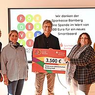 Die Sparkasse Bamberg spendet dem Förderverein der Volkshochschule Bamberg-Stadt 3500 Euro (v. l.): Schriftführerin Andrea Grodel, VHS-Leiterin Anna Scherbaum, Pressesprecher Mathias Polz (Sparkasse), Vorsitzende Ulrike Siebenhaar und stellvertret...
