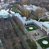 Blick auf die zentralen Kuranlagen mit Wandelhalle, Arkadenbau, Kurgarten und Luitpoldbad.