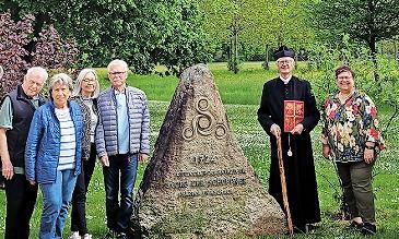 Einige Teilnehmer begaben sich mit „Pfarrer Schöppner“ ( Jochen Bock) zum Gedenkstein, der im Kurpark von Bad Bocklet steht.