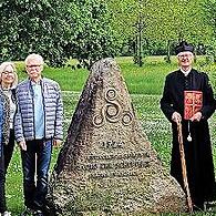 Einige Teilnehmer begaben sich mit „Pfarrer Schöppner“ ( Jochen Bock) zum Gedenkstein, der im Kurpark von Bad Bocklet steht.