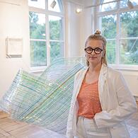 Die Luxemburger Künstlerin Charlotte Payet macht aus weggeworfenen PET-Flaschen Kunstobjekte.