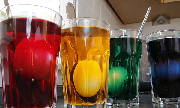 Die noch warmen Eier werden vorsichtig in das Glas gegeben