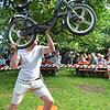 Der neue Weltmeister im Mofaweitwurf ist Angelo Lehneis aus Wüstenstein. Er warf in Gösseldorf das Mofa 10,76 Meter weit. Der neue Weltmeister im Mofaweitwurf ist Angelo Lehneis aus Wüstenstein. Er warf in Gösseldorf das Mofa 10,76 Meter weit.