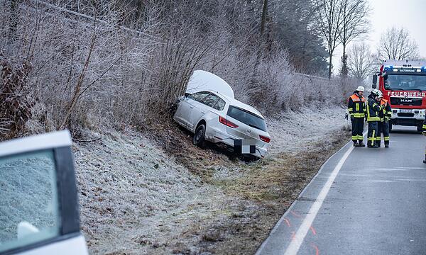 Glätteunfall auf B4: Zwei Verletzte und hoher Sachschaden