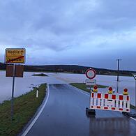 Wegen des Hochwassers musste die Feuerwehr im nördlichen Landkreis Bamberg mehrere Straßen sperren - so wie hier zwischen Zaugendorf und Medlitz.
