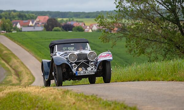Die Oldtimer knattern bei der „Franken Classic“ auch 2025 wieder durch die Region.