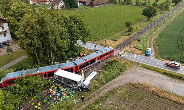 Mehrere Verletzte bei Zusammenstoß von Bahn und Lkw