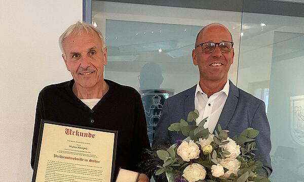 Walter Kömpel (links) erhielt die kommunale Verdienstmedaille der Marktgemeinde Wildflecken in Silber. Bürgermeister Gerd Kleinhenz überreichte die Auszeichnung.