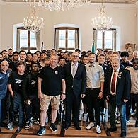 Oberbürgermeister Dr. Dirk Vogel (Mitte) empfing mit TSVgg-Vorsitzendem Wolfgang Lutz (links) und Rimini Cup-Erfinder Eckhard Fehr (ganz rechts) die Rimini Cup-Teilnehmer FK Teplice aus Tschechien und SAF Botafogo aus Brasilien mit ihren Trainern ...