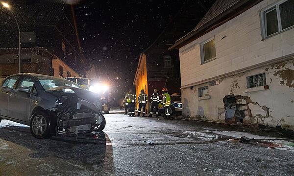 Auto prallt in leerstehendes Gebäude: Vier Verletzte bei Verkehrsunfall