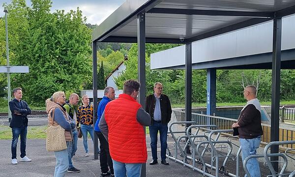 Neben der Unterführung gibt es jetzt überdachte Stellplätze.