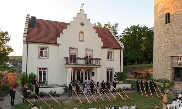 Mächtige Klänge mit allen Formationen – von links „Alphornfreunde Sommerberg“, „Alphornbläser Schwarze Berge“, „Freigerichter Alphornisten“.