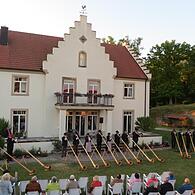 Mächtige Klänge mit allen Formationen – von links „Alphornfreunde Sommerberg“, „Alphornbläser Schwarze Berge“, „Freigerichter Alphornisten“.