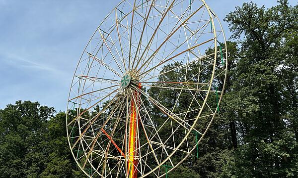 Es steht: Das Riesenrad für's Annafest wurde am Freitag an seinem angestammten Platz aufgerichtet.
