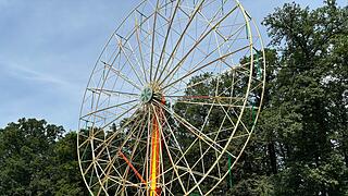 Es steht: Das Riesenrad für's Annafest wurde am Freitag an seinem angestammten Platz aufgerichtet.