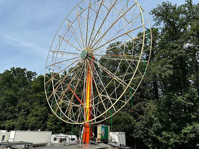 Es steht: Das Riesenrad für's Annafest wurde am Freitag an seinem angestammten Platz aufgerichtet.