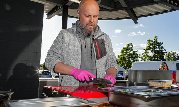 Das Topping, Bärwurz, bereitete Gewürz-Sommelier Ralf Schmitt zu.Grill-Workshop