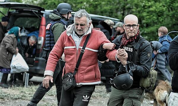 Till Mayer hilft bei einer Evakuierung nahe Vovchansk einem Mann