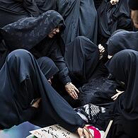 Frauen trauern  um  Mohammadi Javad Naseri, der Berichten zu Folge bei israelischen Angriffen in der nordwestlichen iranischen Stadt Täbris getötet wurde.