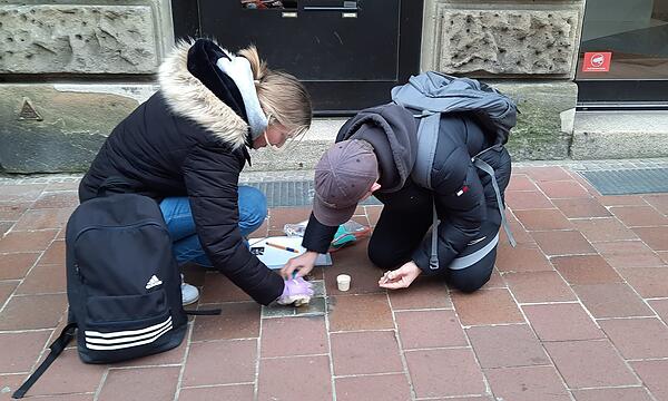 Schüler der 10. Klassen der Mittelschule Scheßlitz putzen in Bamberg Stolpersteine, um an die Opfer des Nationalsozialismus zu erinnern.