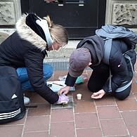 Schüler der 10. Klassen der Mittelschule Scheßlitz putzen in Bamberg Stolpersteine, um an die Opfer des Nationalsozialismus zu erinnern.