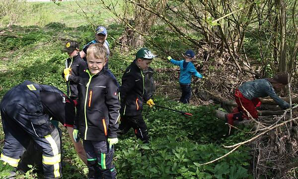 Zusammen mit ihren Betreuern und Eltern machten sich die Mitglieder der Kinderfeuerwehr „Löschifanten“ aus Fürth am Berg auf den Weg und suchten entlang der  Steinach das Ufer und die Wegränder nach achtlos weggeworfenen Müll ab.