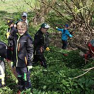 Zusammen mit ihren Betreuern und Eltern machten sich die Mitglieder der Kinderfeuerwehr „Löschifanten“ aus Fürth am Berg auf den Weg und suchten entlang der  Steinach das Ufer und die Wegränder nach achtlos weggeworfenen Müll ab.
