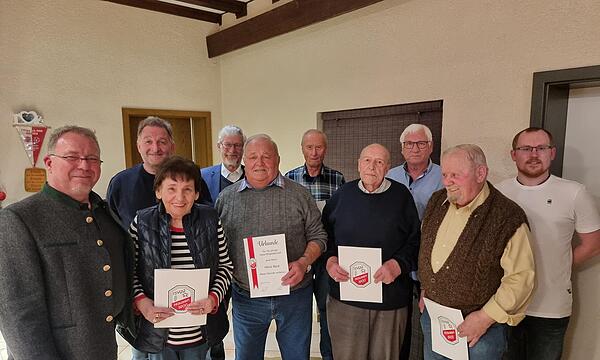 Für über 50-jährige Mitgliedschaft ehren Vorsitzender Wolfgang Lutz (von links) und sein Stellvertreter Albin Minnich (ganz rechts): Rainer Metz, Erni Schlereth, Otto Funck, Heinz Beck, Dieter Schneider, Alfons Hahn, Werner Plener und Rolf Hetzel.