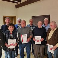 Für über 50-jährige Mitgliedschaft ehren Vorsitzender Wolfgang Lutz (von links) und sein Stellvertreter Albin Minnich (ganz rechts): Rainer Metz, Erni Schlereth, Otto Funck, Heinz Beck, Dieter Schneider, Alfons Hahn, Werner Plener und Rolf Hetzel.